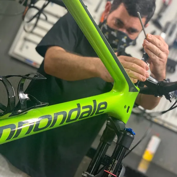 Mecânico da loja montando uma bike no cavalete